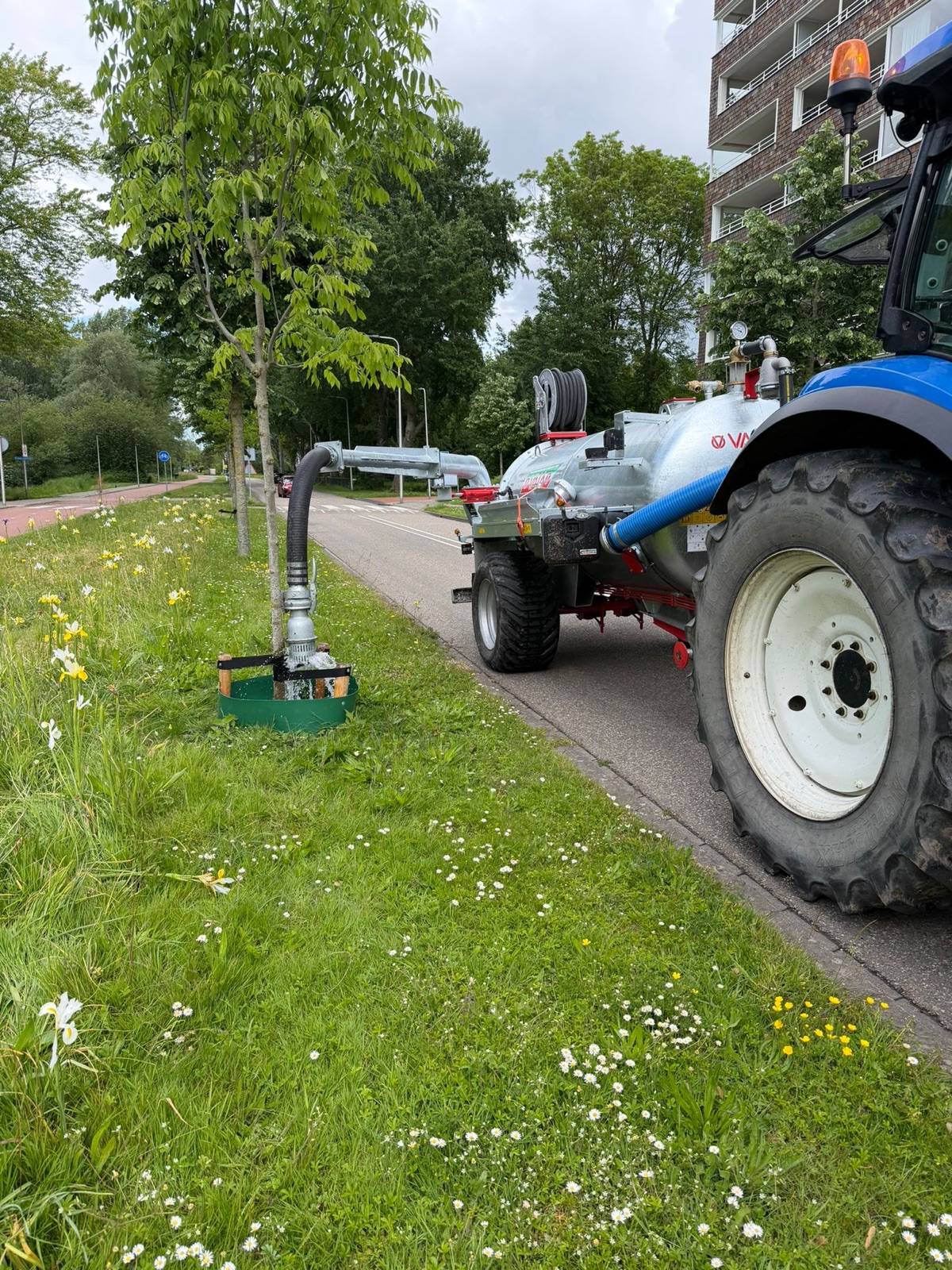 Machinaal water geven aan nieuwe aanplant