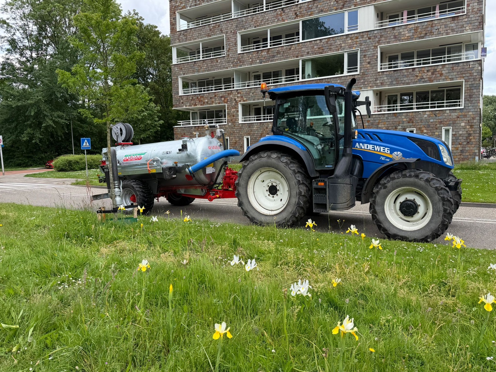 Machinaal water geven aan nieuwe aanplant - Afbeelding 3