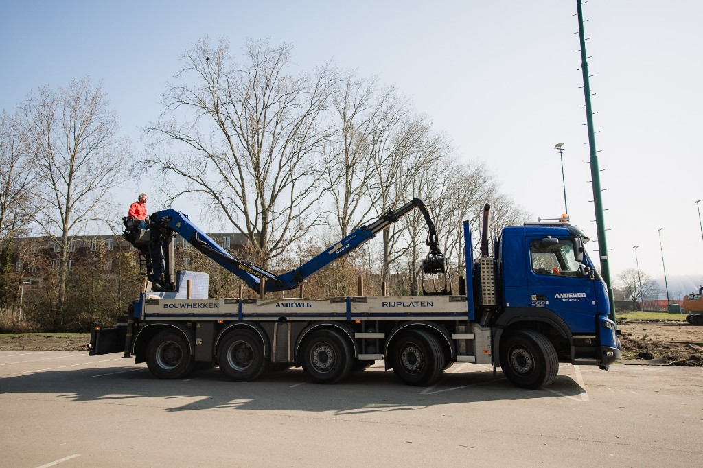 Martin in de werkplaats van Andeweg, motorrevisie